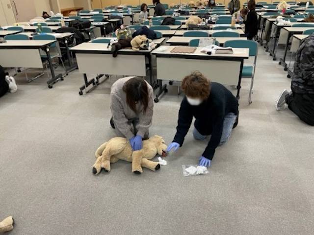 胸部圧迫中